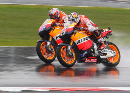 STONER LEADING DOVIZIOSO