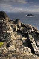 Wohnhütten und Kirchenruine der Klosteranlage auf Skellig Michael