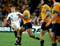 Wilkinson watches his kick win the Rugby World Cup 2003 as Gregan and Larkham look on.