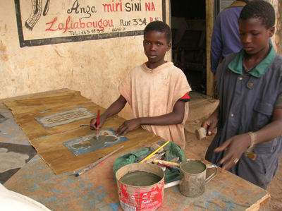 Appying mud to the cloth